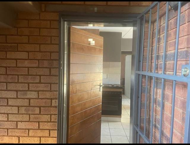 2 BEDROOM TOWNHOUSE FOR SALE IN OLIFANTSVLEI